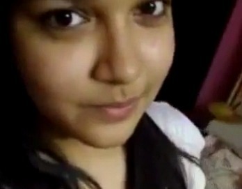 Ladki apne boobs dikhati hai – Indian nude solo